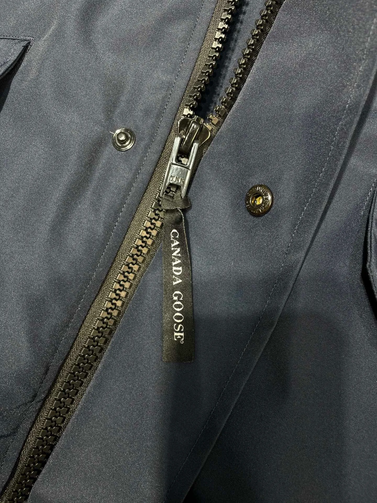 P900 special down Canada Goose Canada Goose #Chilliwack 7999M bomber jacket short down jacket/01 model #女与狠# Genuine synchronous anti-counterfeiting chip sensor! ➖ Imported 21S polyester-cotton blended original fabric [last year’s 16S/18S hard fabrics have been completely eliminated, this year all use 21S genuine synchronous fabrics, the soft mid-strap feels delicate and textured], genuine synchronous Feather-Light 10D waterproof coating fabric, made of 84.5 polyester fiber and 15.5 cotton, 100% the best feel in the entire network! ➖ The genuine official website is synchronized with the national standard 80 white duck down, you can check the official website customer service, there will never be a series of misleading claims such as 90 down or goose down! ➖ Using the best nylon lining with double double-layer sealing design, velvet-proof No. 7 needle + grid-filled down ready-made garments, there is 100% no so-called velvet running! ➖ The cuffs are designed with thickened seamless threads, and the collar and pockets are lined with top-quality polar fleece to keep you warm and comfortable! ➖ Yoshida YKK provides original custom-made electroplated sliders. YKK two-way lockable zippers are tight and smooth and will not peel off paint! ➖ 3M composite guarantees that the Velcro is the same as the original, durable, and all accessories and hardware are custom-made! ➖ Imported BEHRINGER embroidery machine to customize the 10,000-needle embroidery logo, 98% of which can be reproduced to restore the original logo. You can check and compare on the official website! ➖ The fur collars are all made of large pieces of Western Canadian blue wolf hide, ensuring that each fur collar is 13-15cm wide!   Size:XS-XXL